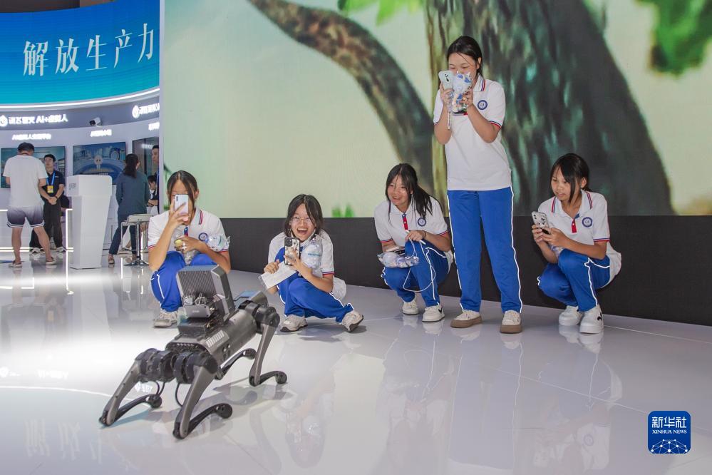 9月4日，在2023智博會(huì)科大訊飛展廳，訊飛工業(yè)巡檢機(jī)器人與觀眾互動(dòng)。新華社記者 儲(chǔ)加音 攝