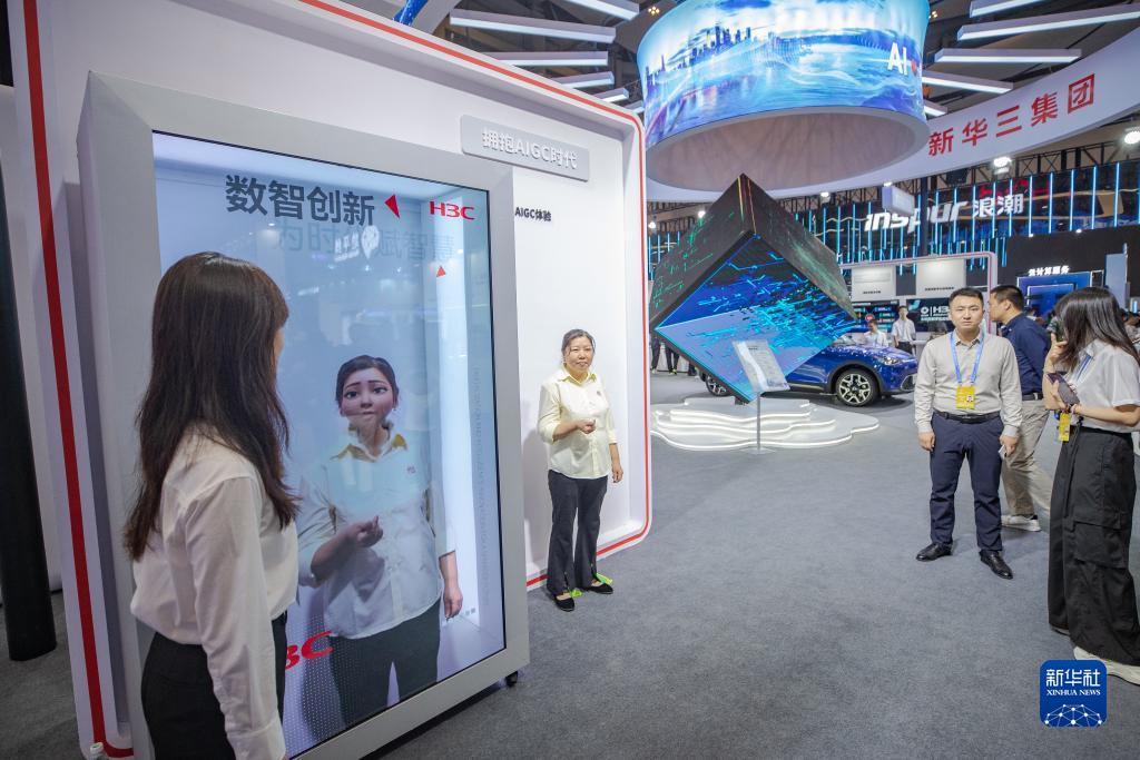 9月4日，在2023智博會(huì)會(huì)場(chǎng)，觀眾體驗(yàn)生成AIGC虛擬形象。新華社記者 黃偉 攝