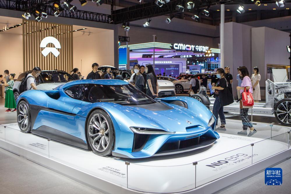 9月4日，觀眾在2023智博會(huì)蔚來汽車展廳內(nèi)參觀。新華社記者 儲(chǔ)加音 攝