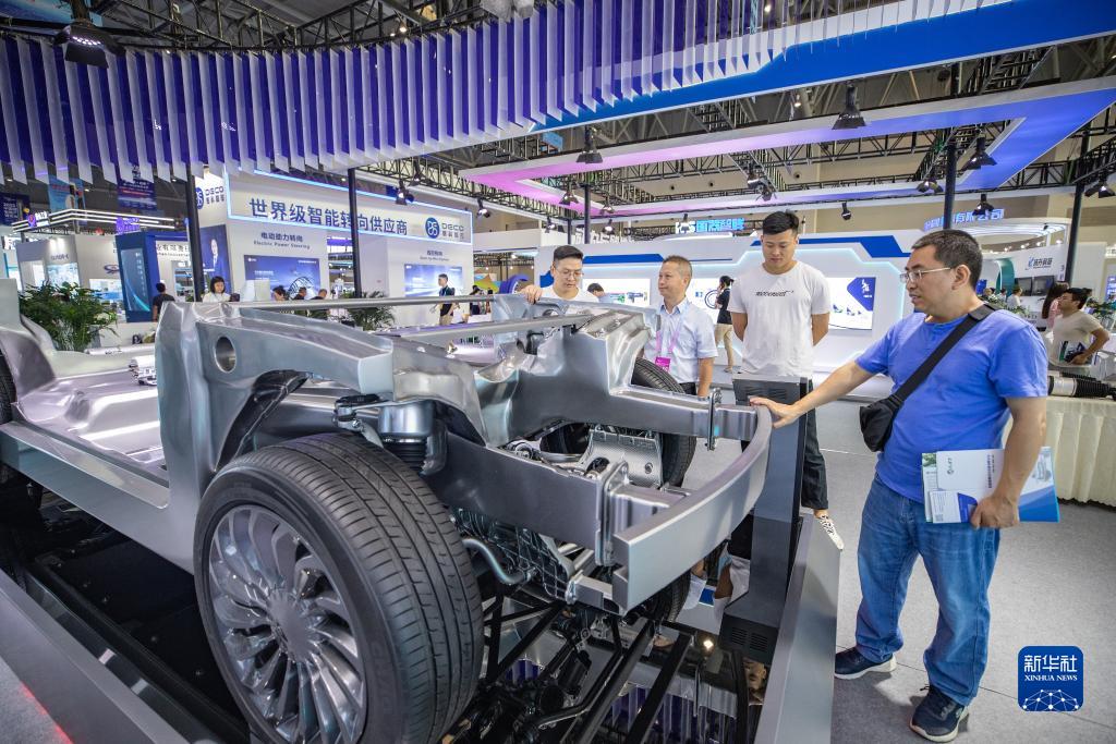 9月4日，在2023智博會(huì)浙江孔輝汽車科技有限公司展廳，觀眾參觀電控空氣懸掛系統(tǒng)展示平臺(tái)。新華社記者 黃偉 攝