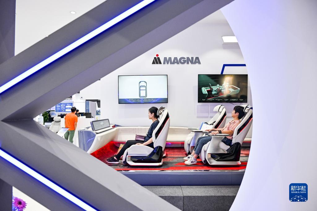 9月4日，觀眾在2023智博會(huì)“智能駕艙”展區(qū)參觀、體驗(yàn)。新華社記者 王全超 攝